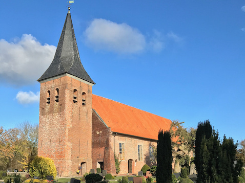 Trinitatiskirche und Friedhof in Jade